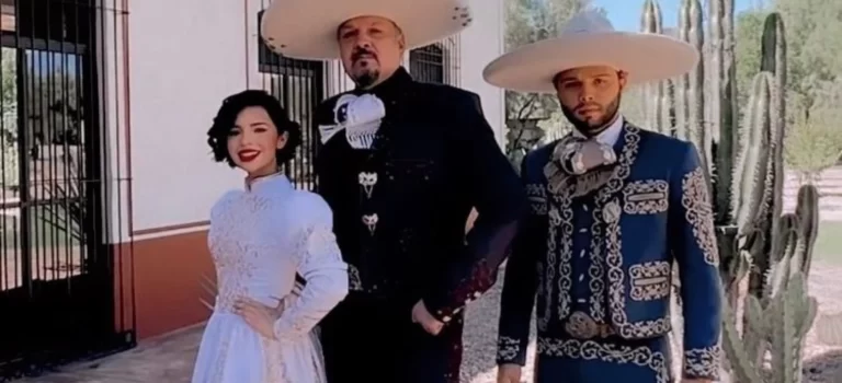 Pepe Aguilar junto a sus hijos en el Hollywood Bowl