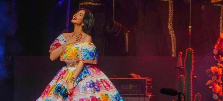 Presentarán exhibición de vestidos de Ángela Aguilar en Houston