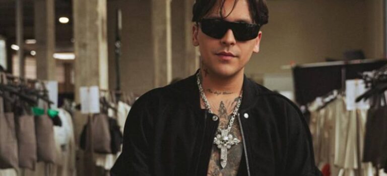 ¿Christian Nodal se colocó colmillos?