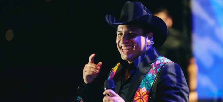 Julión Álvarez pide a fans dejar de lanzarle celulares: “No me los avienten porque los quiebro”