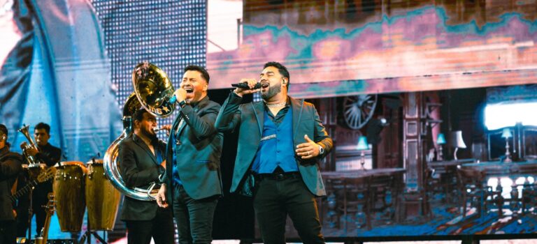 Banda MS se sube a una microbús a cantar ‘Mi mayor anhelo’ y el VIDEO se hace viral