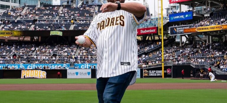 Banda MS: Sergio Lizárraga lanza la primera bola en partido de los Padres de San Diego