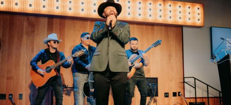 Carin León hace historia en Nashville: fue el primer latino en cantar en el estadio del CMA Fest