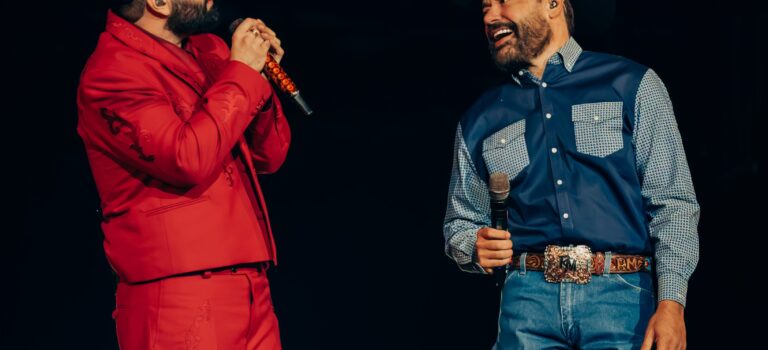 Ricky Muñoz sorprende en La Esfera con Carín León: el líder de Grupo Intocable fue invitado sorpresa del sonorense en Las Vegas