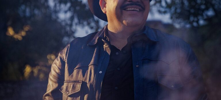 Chuy Lizárraga agrega la bandera LGBTQI+ a su foto de perfil tras ser acusado de homofobia