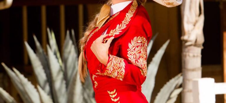 Deyra Barrera se disculpa tras interpretar mal el Himno Nacional en evento de lucha libre: «lamento cualquier decepción»