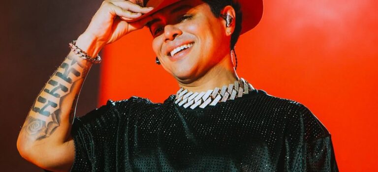 Acusan a escolta de Eduin Caz de intimidar a un fan tras pedirle foto al cantante