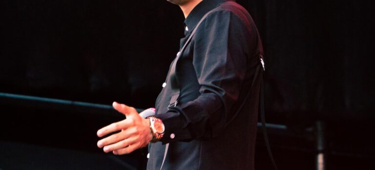 Juan Freer se atreve a cantar desde la vulnerabilidad y lleva “No Me Compares” a su universo sierreño