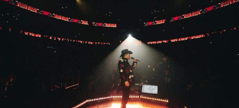 ¡VESTIDO DE MARIACHI! Julión Álvarez sorprende en el Palenque De Arandas