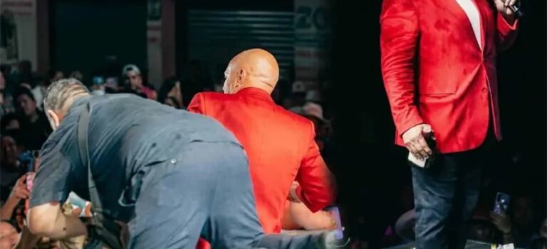 #Video Lupillo Rivera sufre robo de sus botas durante un concierto tras acercarse al público 