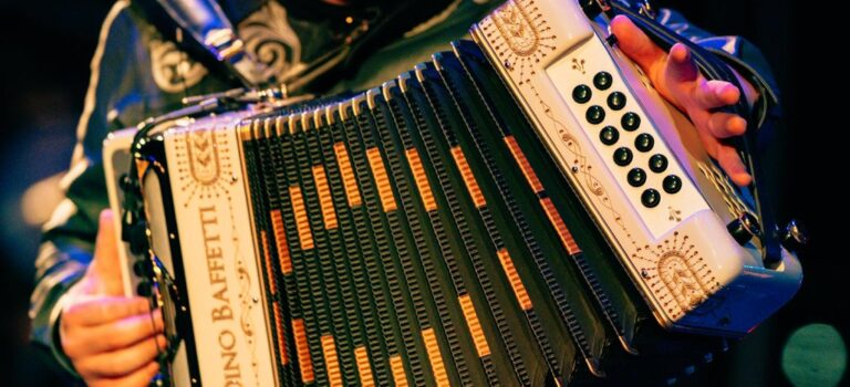 Alfredo Olivas se retira de la música, así fue su última presentación