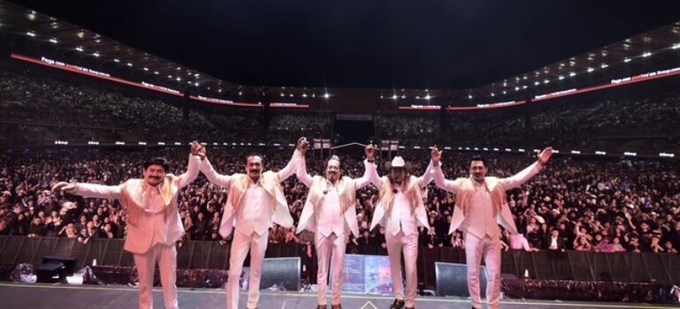 Los Tigres Del Norte hacen rugir el estadio GNP ante más de 55 mil personas