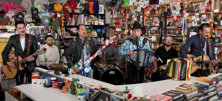 La radio pública de Estados Unidos recorta el discurso de apoyo a los migrantes durante la sesión de Los Tigres del Norte en Tiny Desk y elimina de YouTube las palabras sobre los ataques contra esta comunidad