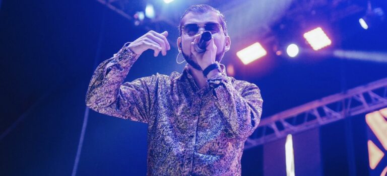 Video: Vocalista de Los Titanes de Durango recibe botellazo en la cara en pleno concierto