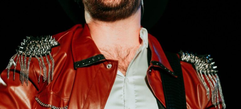 Vocalista de Calibre 50 sufre accidente y queda inmovilizado