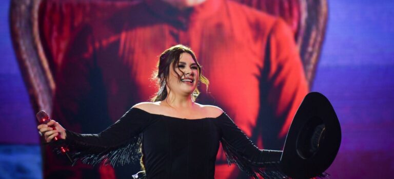 Yuridia conquista con su regional mexicano el Estadio GNP