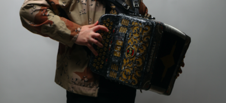 Hans el Oso impulsa su proyecto artístico con “El Pirata”, en colaboración con Los Minis de Caborca